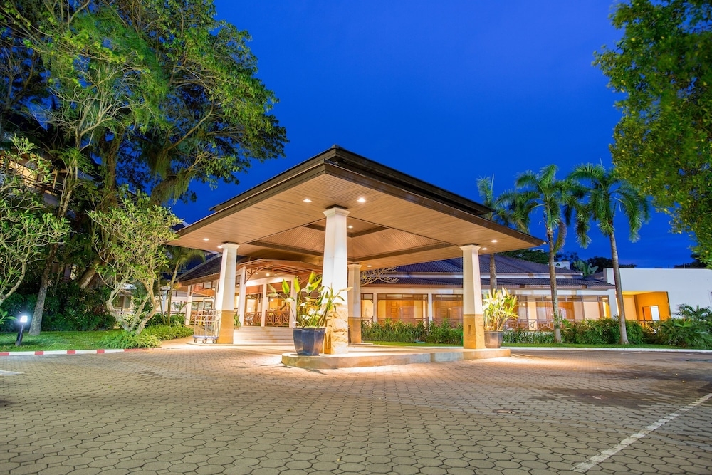 施設の正面 (日没後)