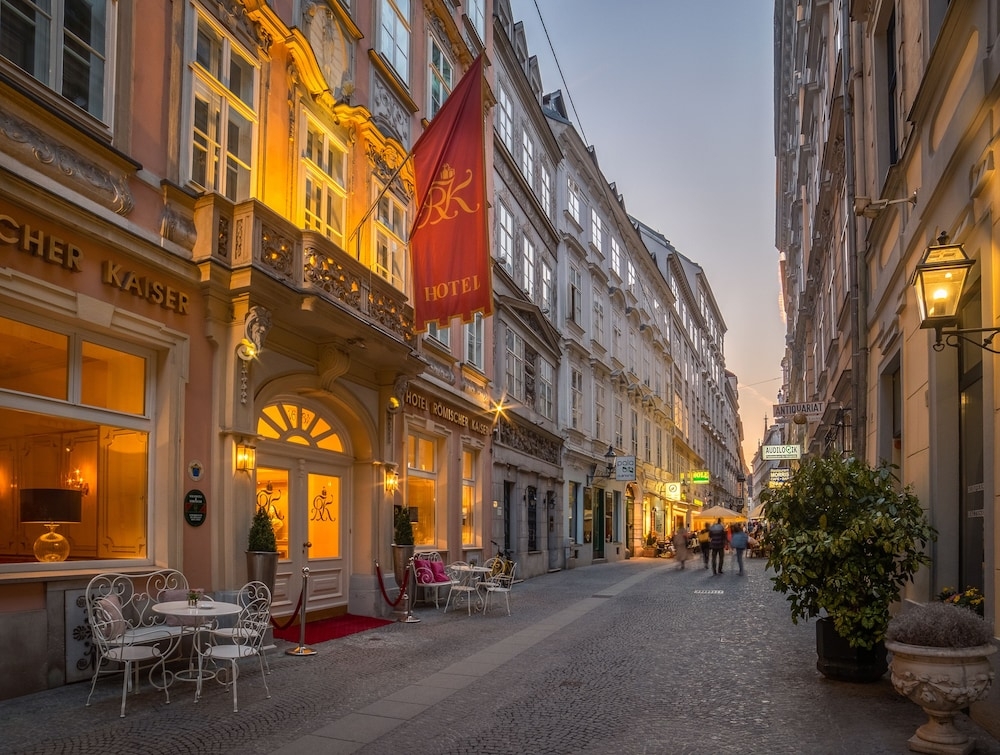 施設の正面 (日没後)