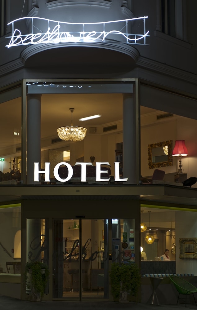 施設の正面 (日没後)