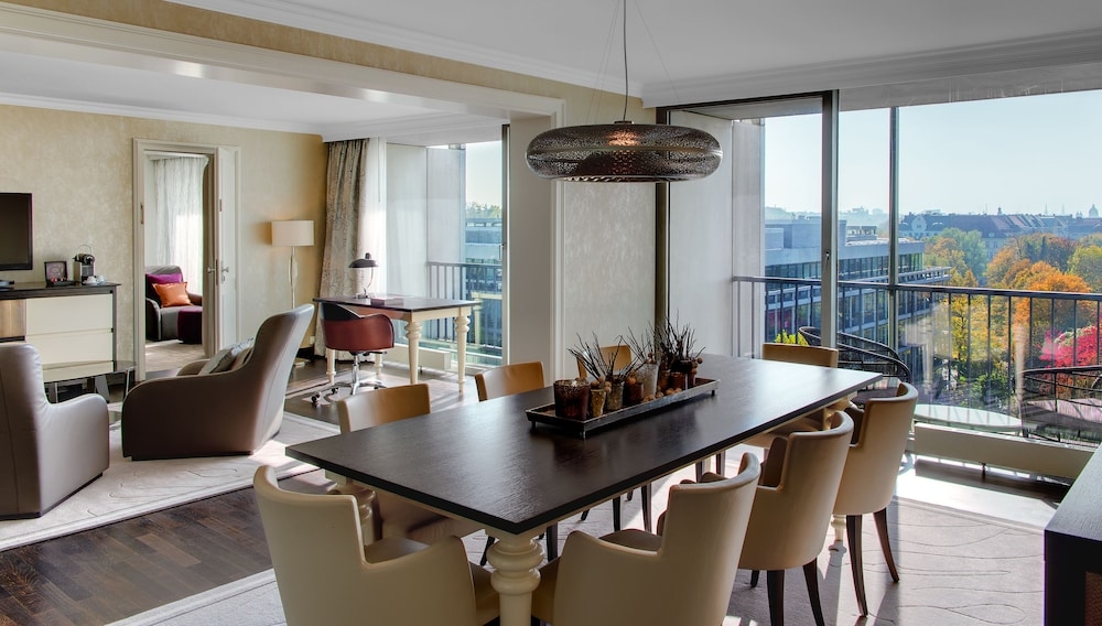 客室内のダイニングエリア