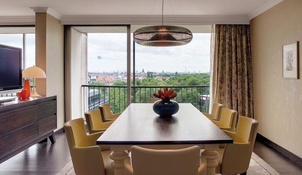 客室内のダイニングエリア