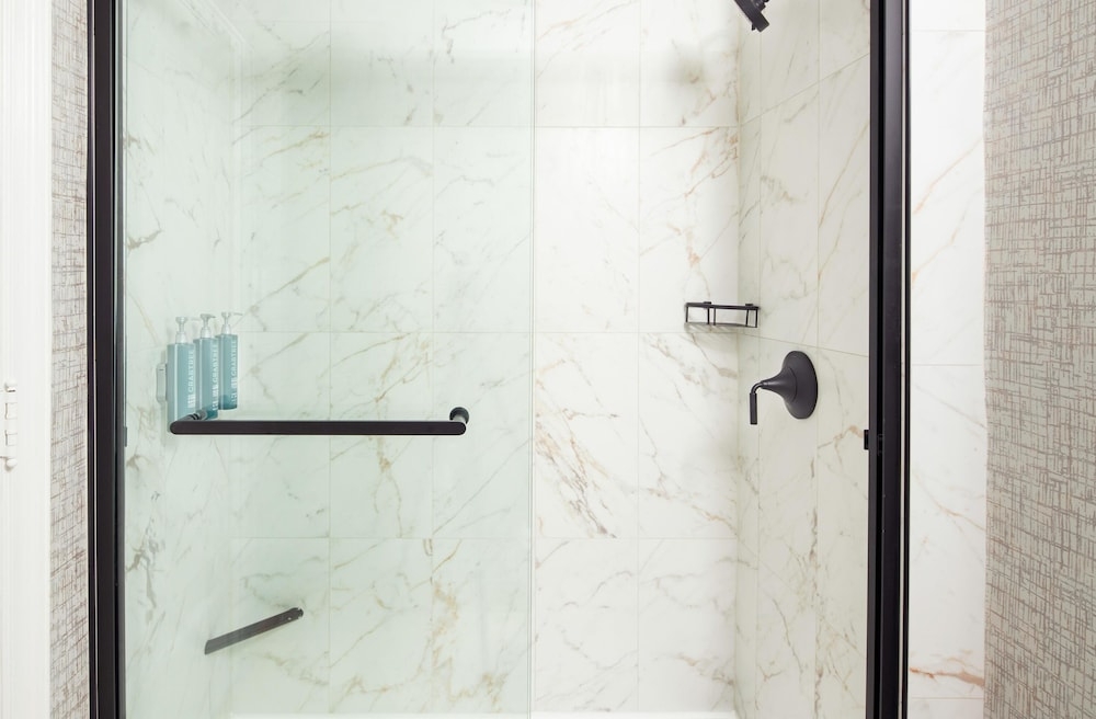 バスルームのシャワー