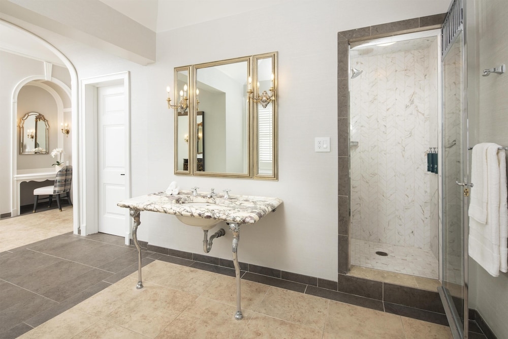 バスルームのシャワー