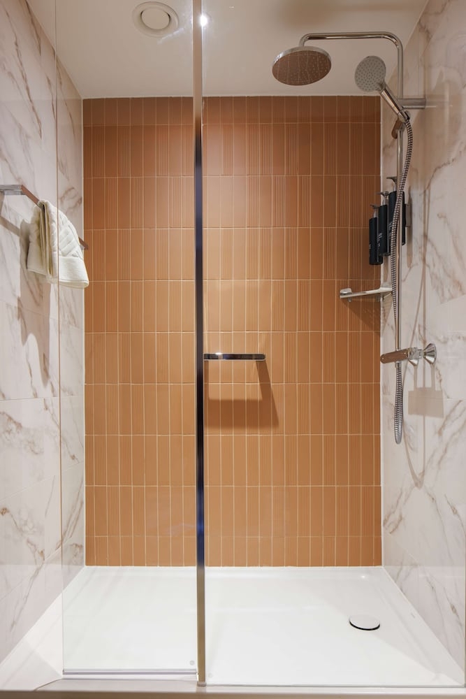 バスルームのシャワー