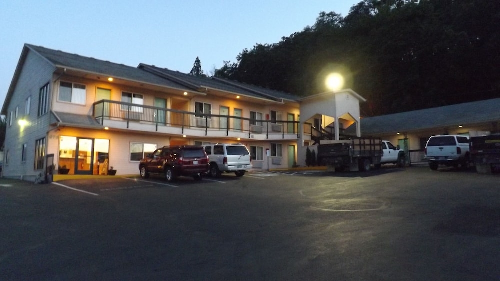 施設の正面 (日没後)