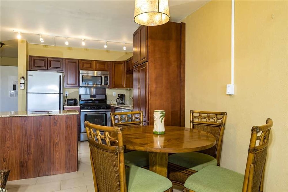 客室内のダイニングエリア