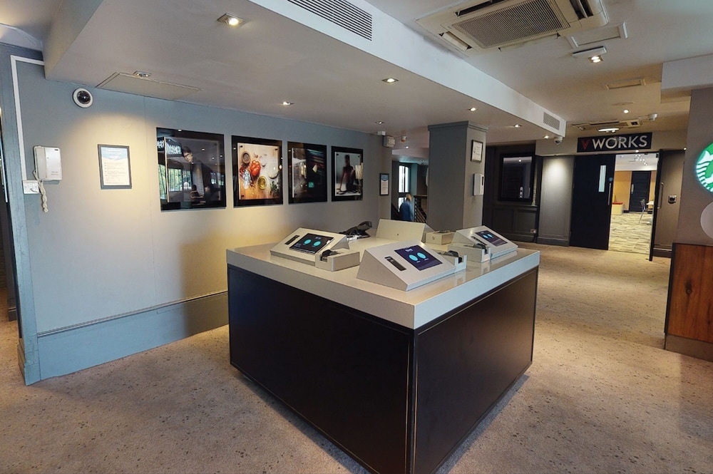 チェックイン / チェックアウト キオスク