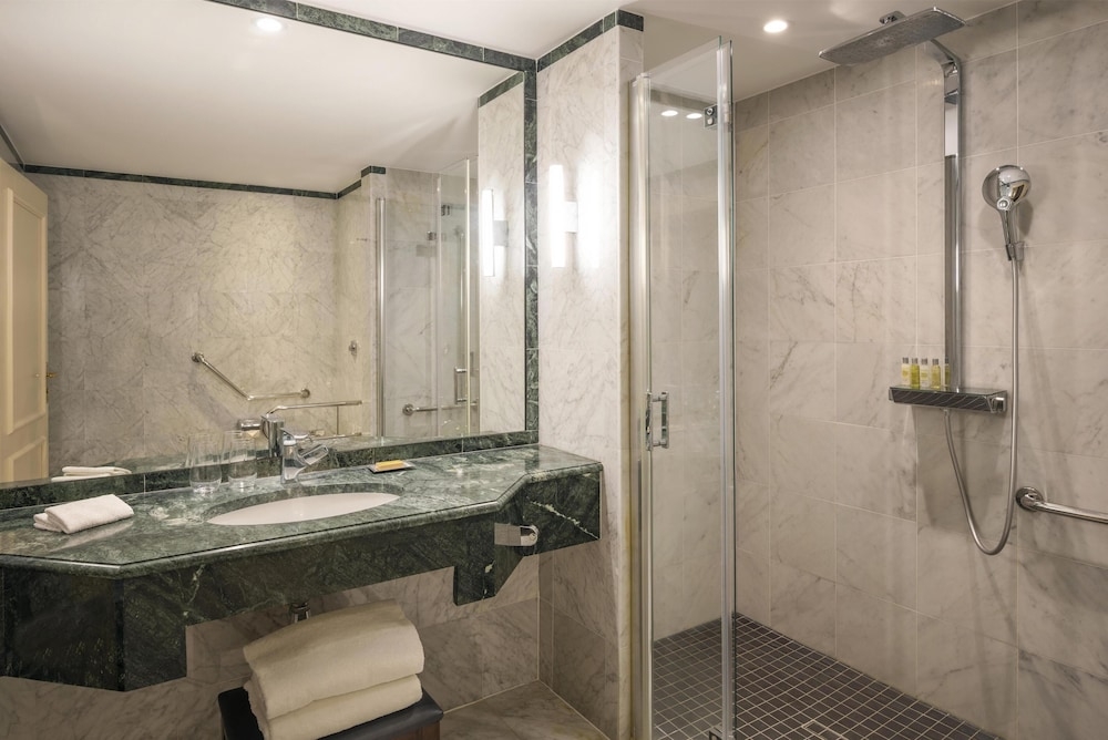 バスルームのシャワー