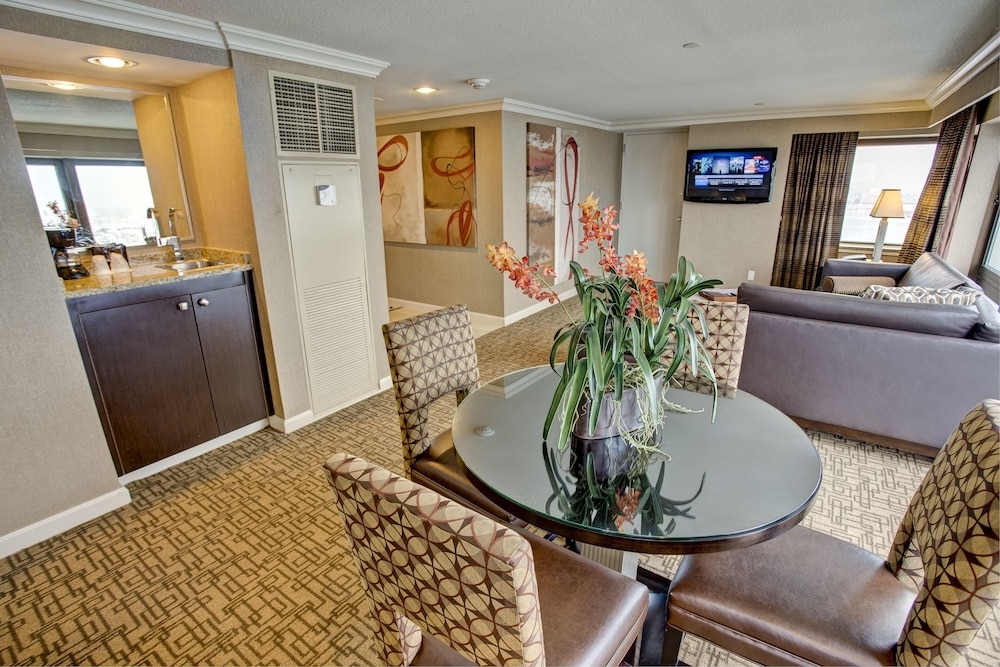 客室内のダイニングエリア