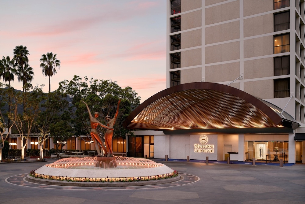 施設の正面 (日没後)