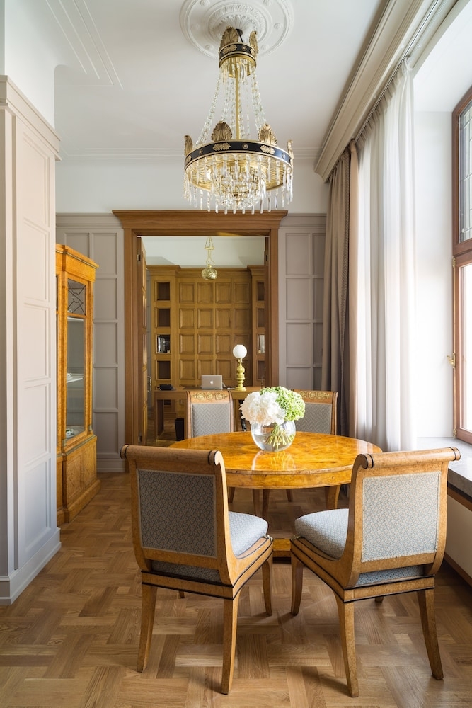 客室内のダイニングエリア