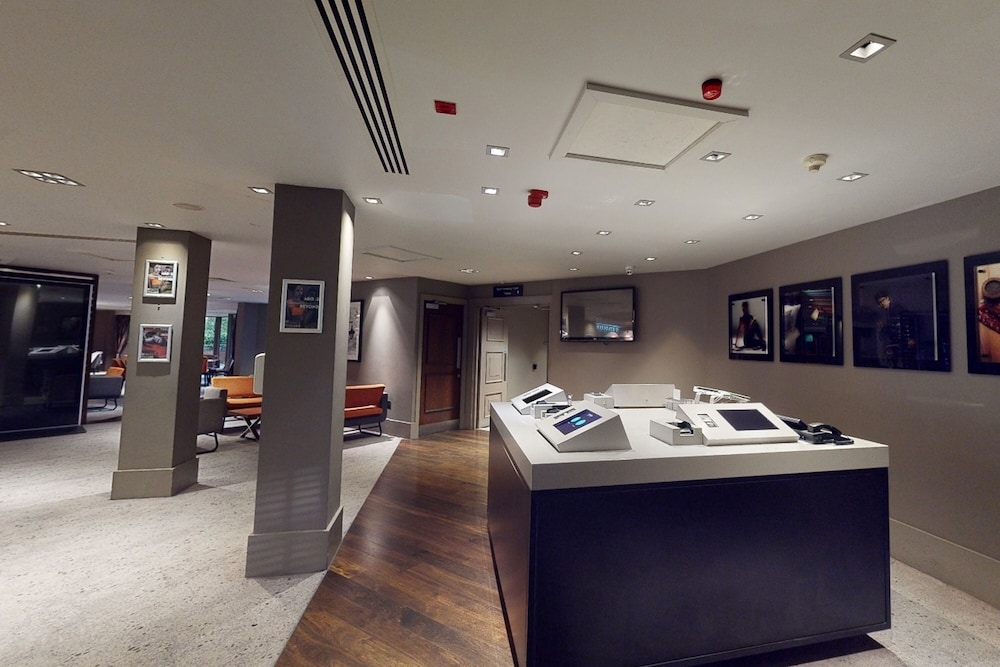 チェックイン / チェックアウト キオスク