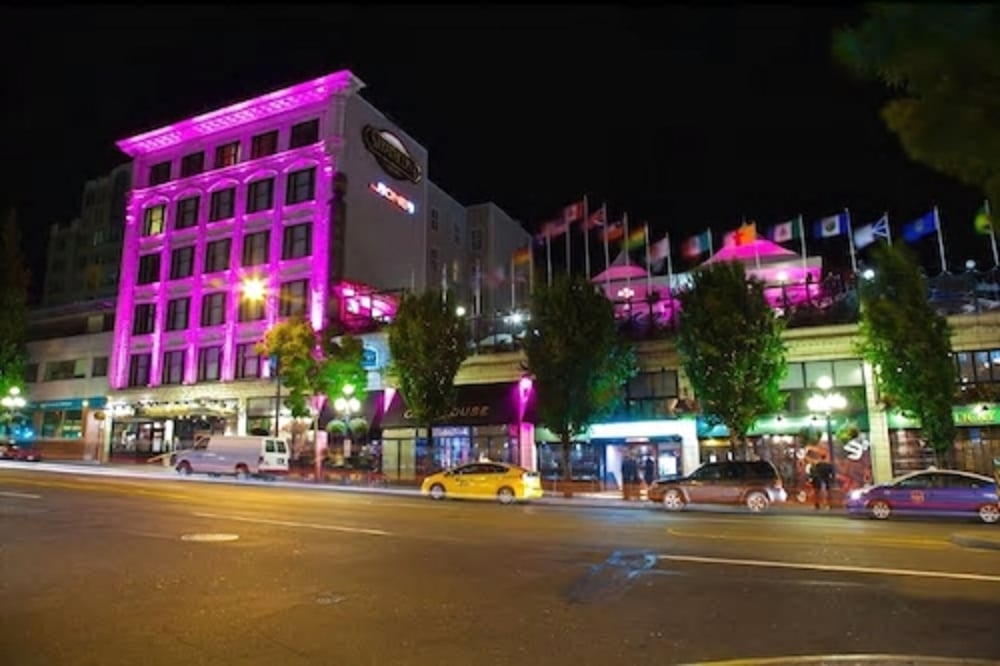 施設の正面 (日没後)