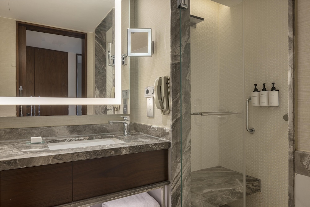 バスルームのシャワー