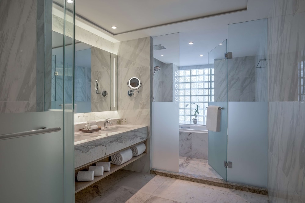 バスルームのシャワー