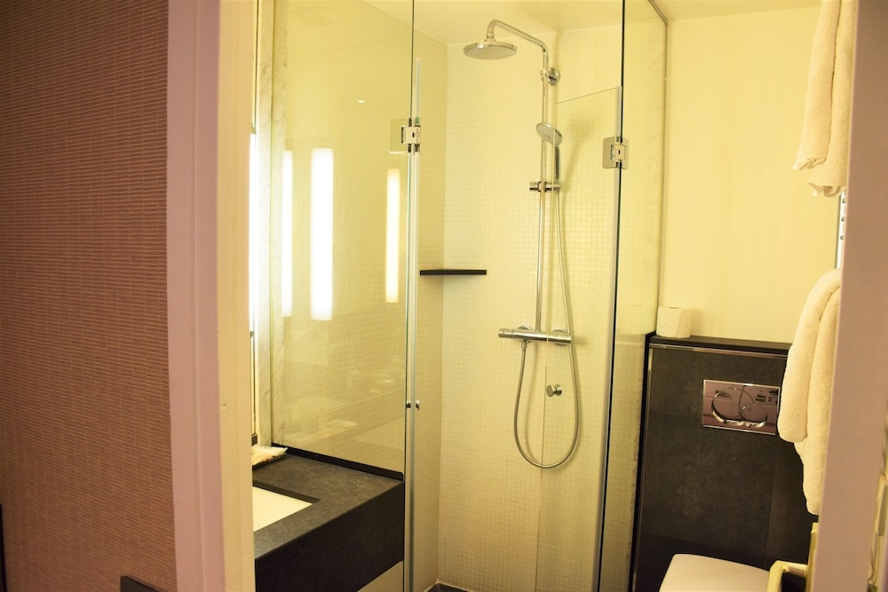 バスルームのシャワー