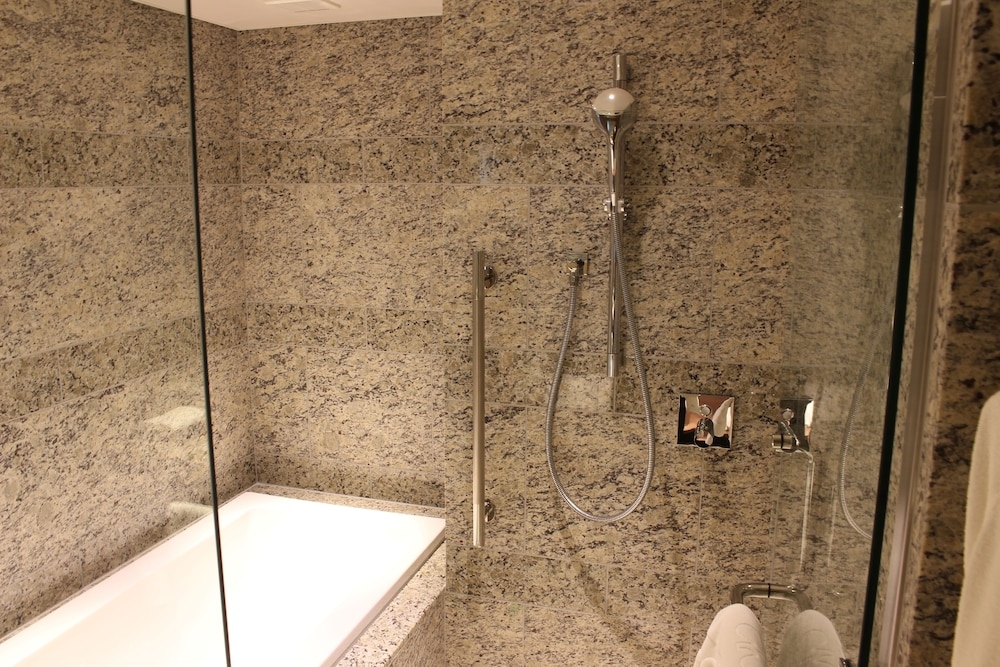 バスルームのシャワー