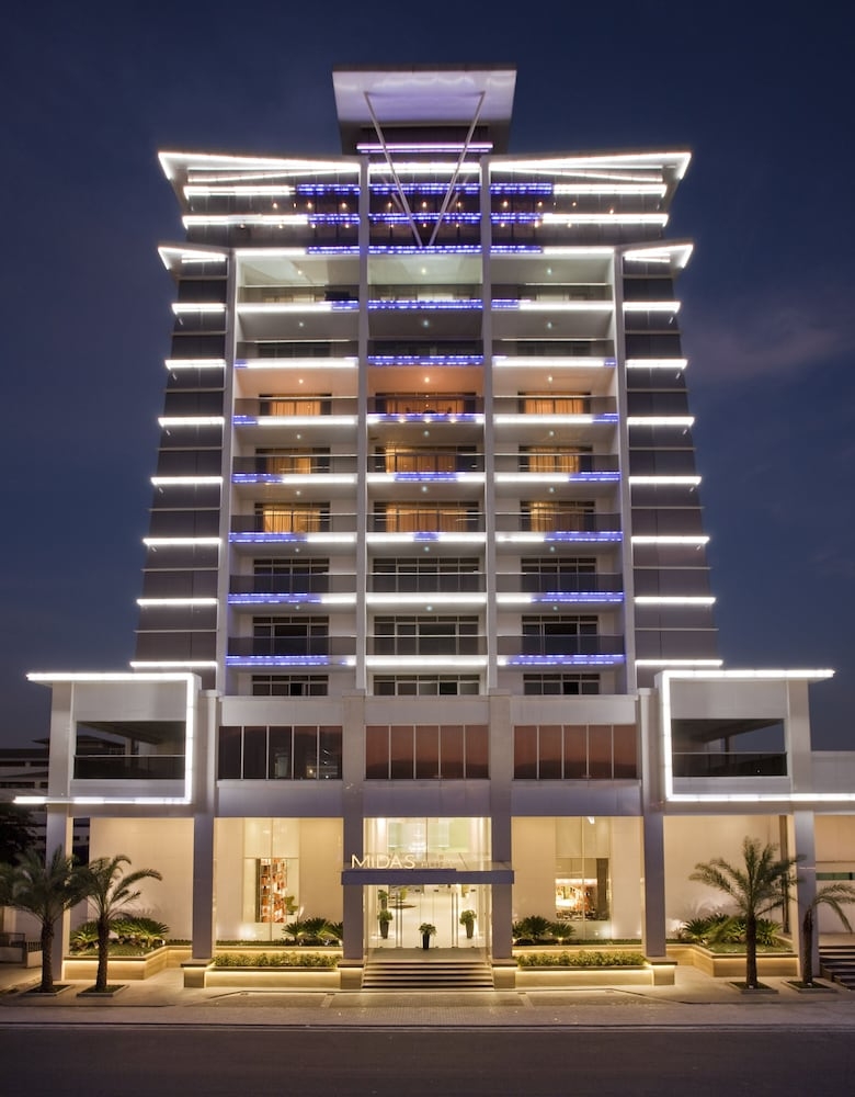 施設の正面 (日没後)