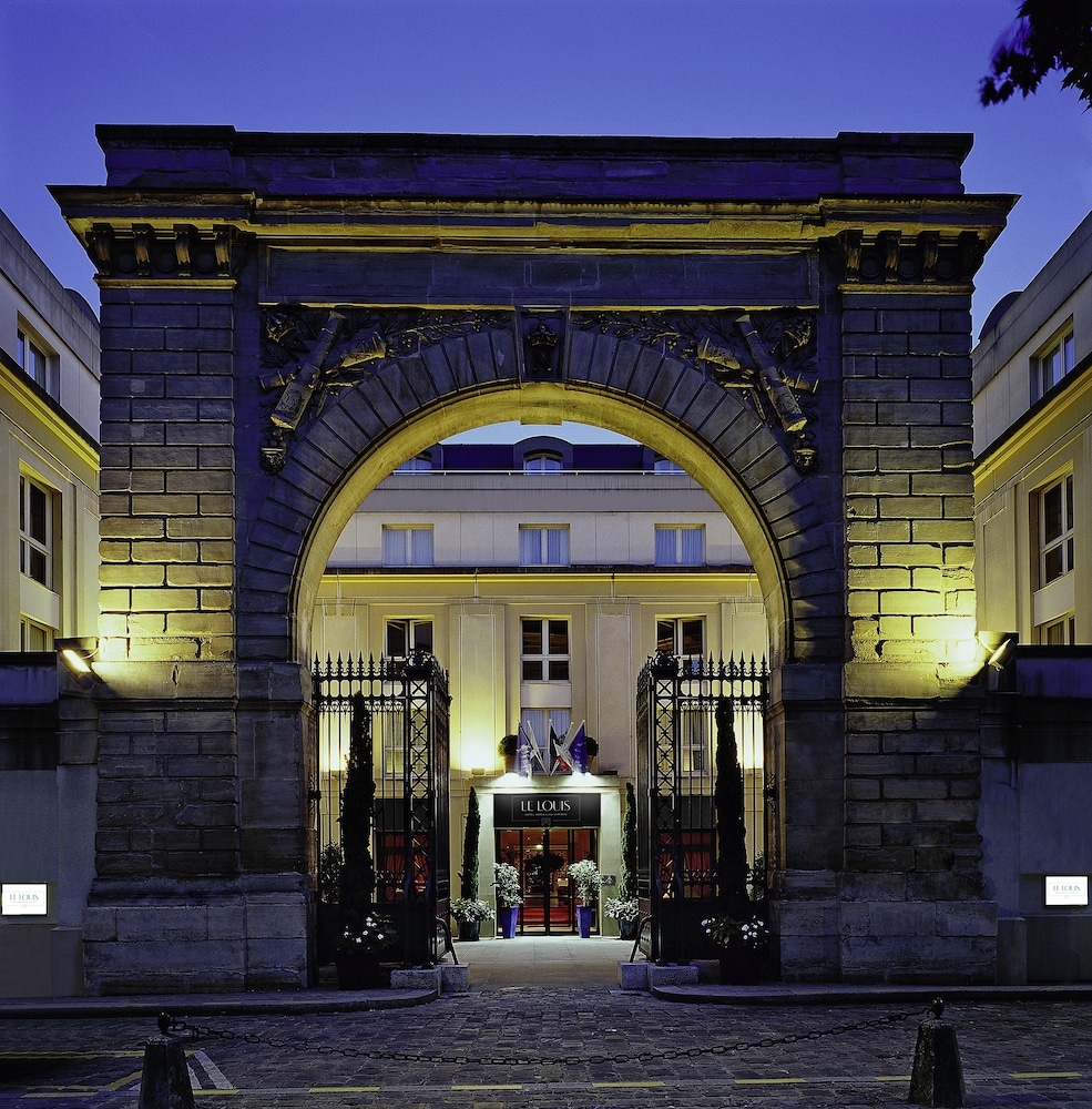 施設の正面 (日没後)