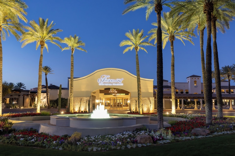 施設の正面 (日没後)