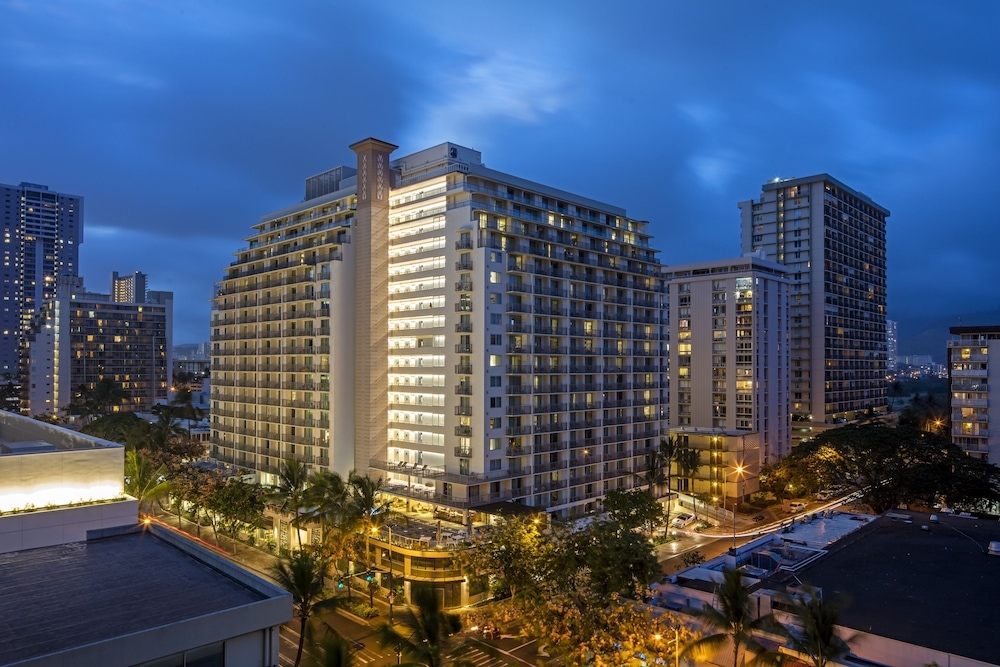 施設の正面 (日没後)