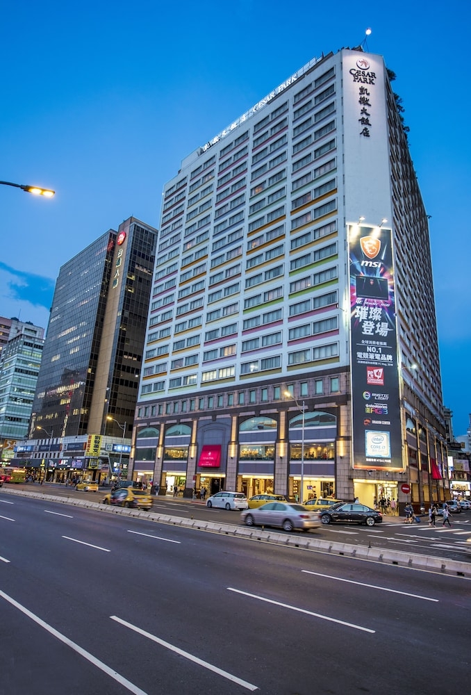 施設の正面 (日没後)