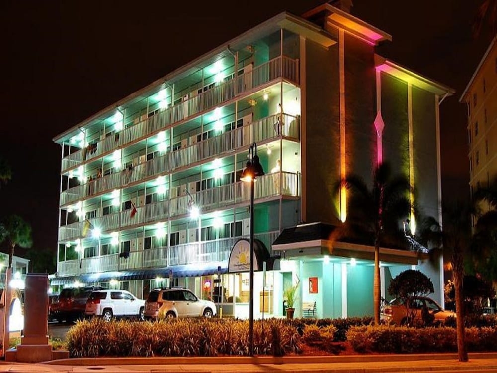 施設の正面 (日没後)