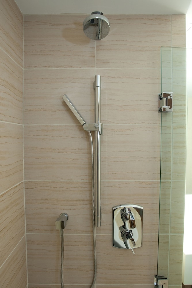 バスルームのシャワー