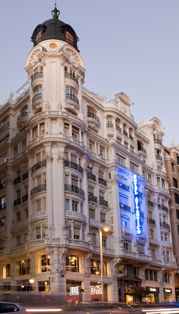 施設の正面 (日没後)