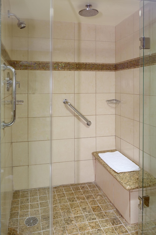 バスルームのシャワー