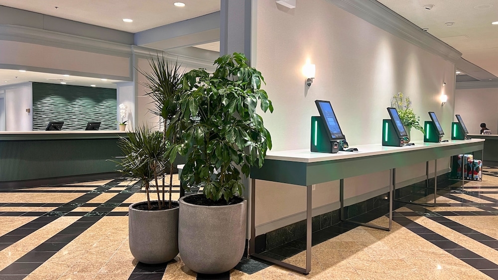 チェックイン / チェックアウト キオスク