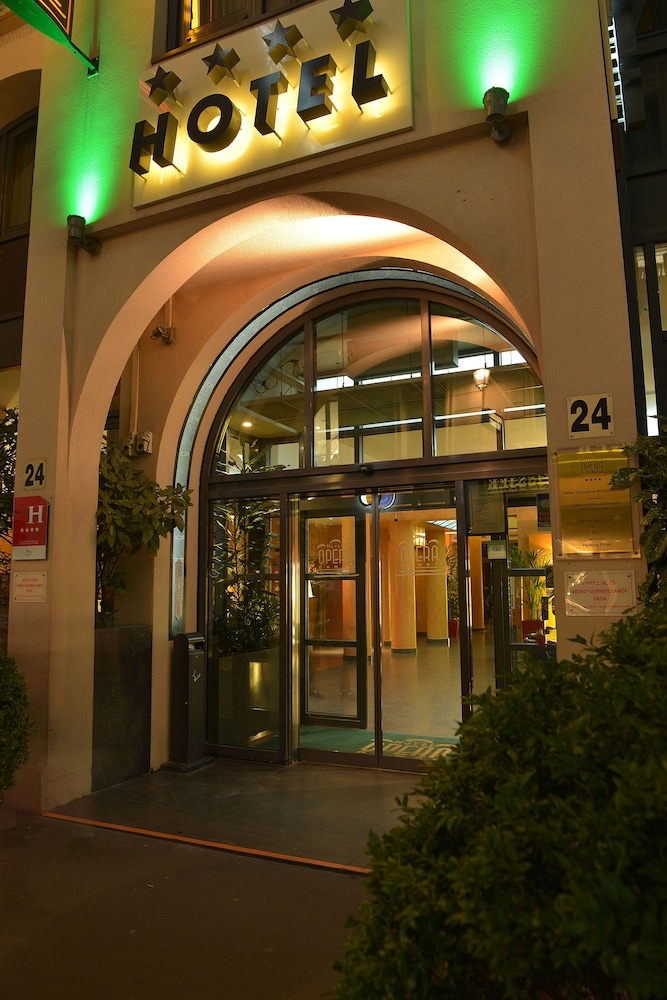 施設の正面 (日没後)