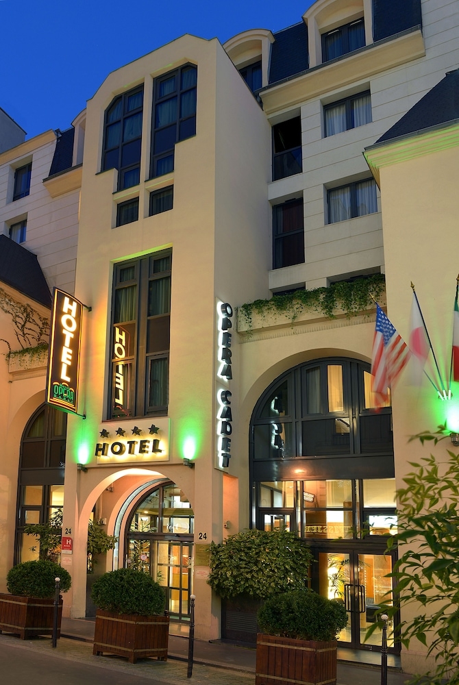 施設の正面 (日没後)