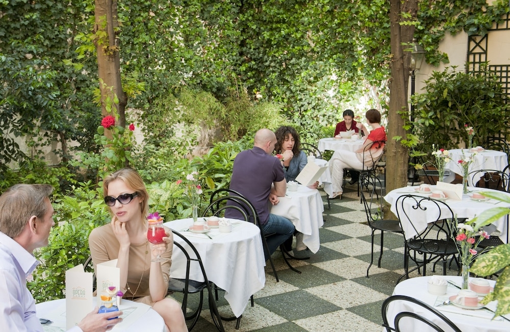 屋外ダイニングエリア