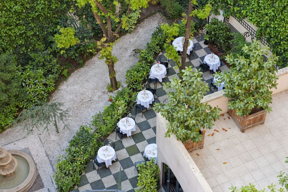 屋外ダイニングエリア