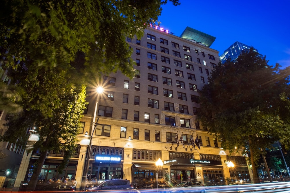 施設の正面 (日没後)