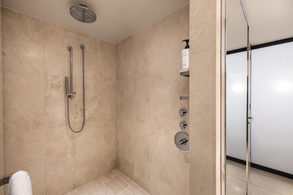 バスルームのシャワー