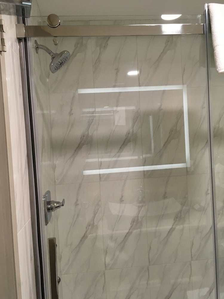 バスルームのシャワー