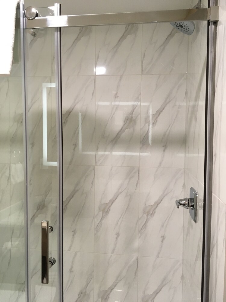 バスルームのシャワー