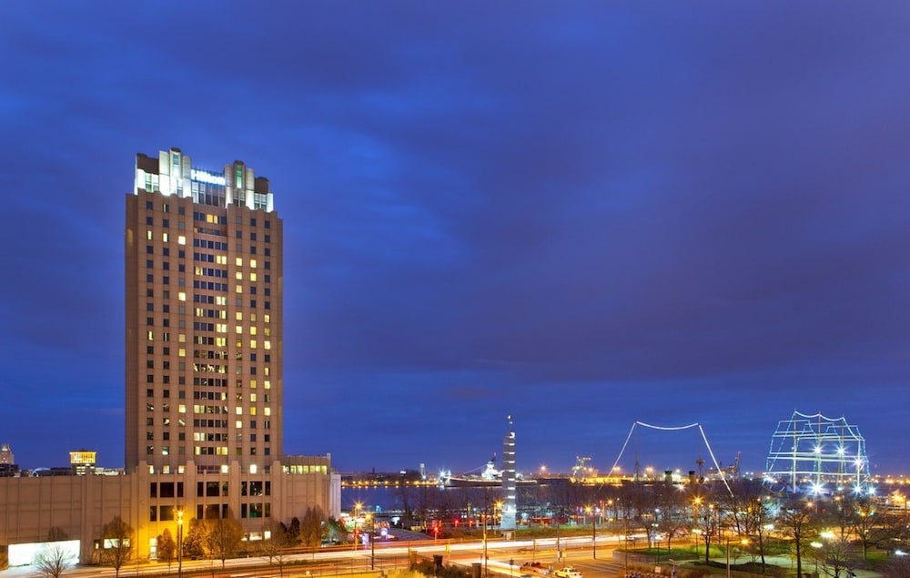 施設の正面 (日没後)