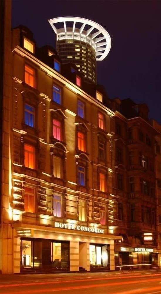 施設の正面 (日没後)