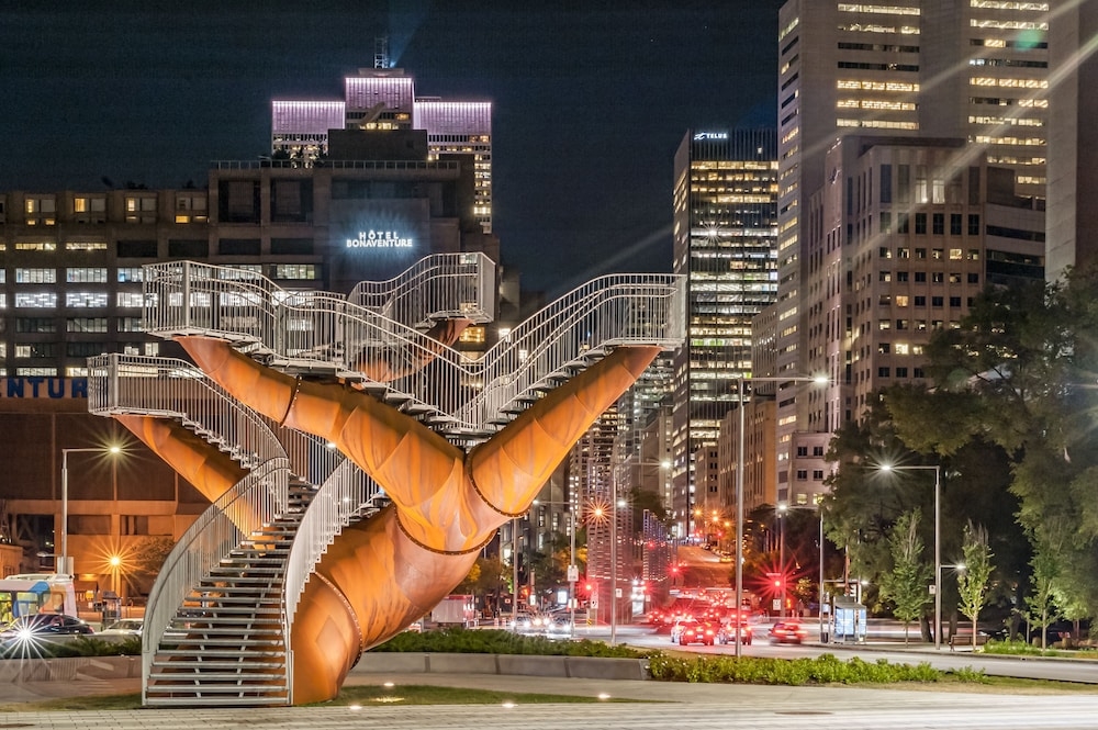 施設の正面 (日没後)