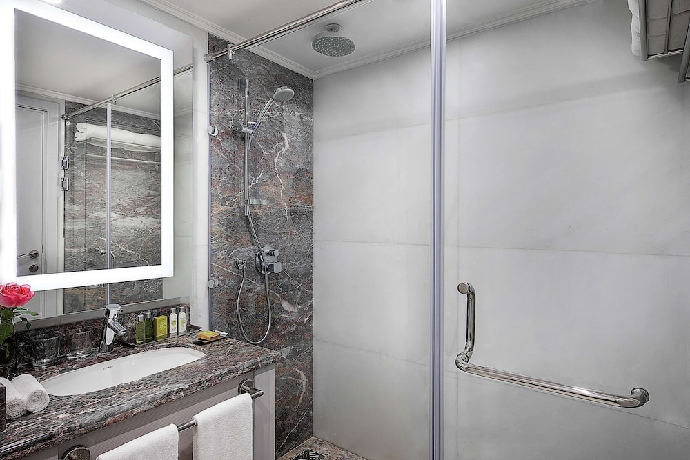 バスルームのシャワー