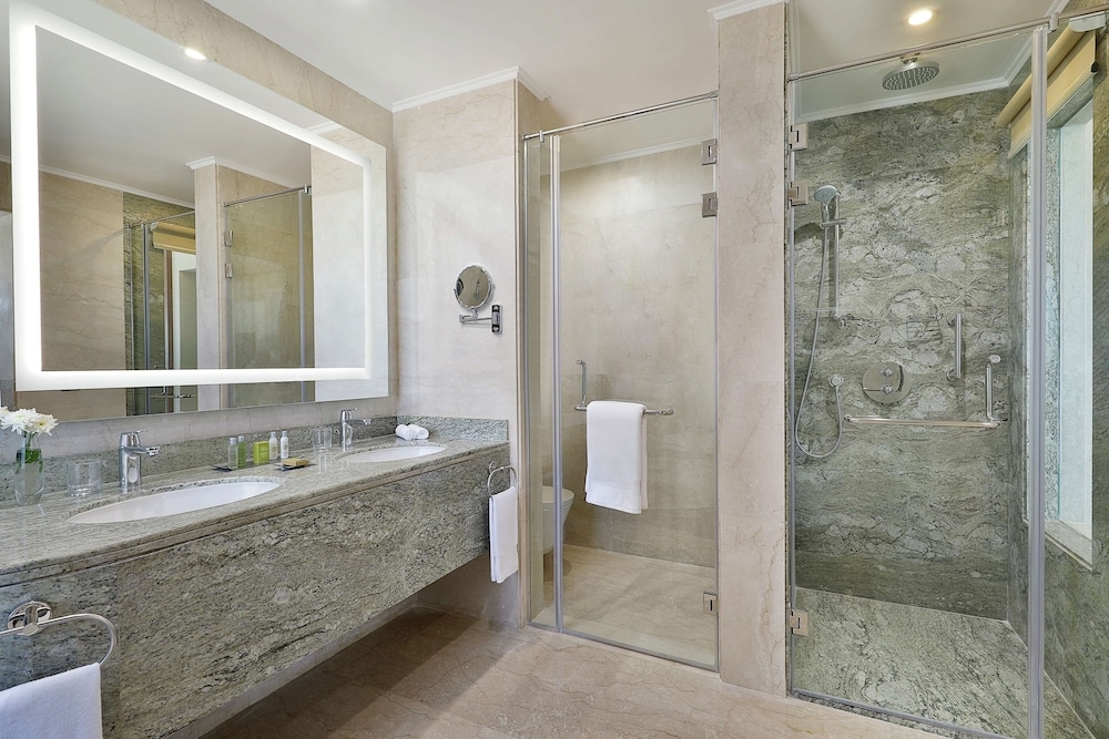 バスルームのシャワー