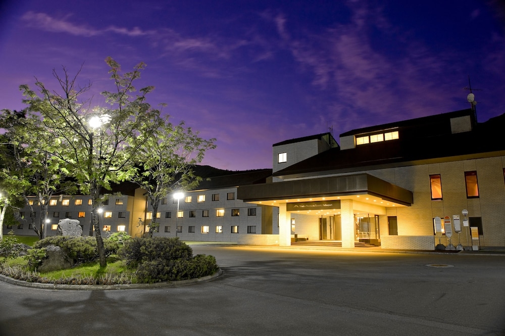 施設の正面 (日没後)