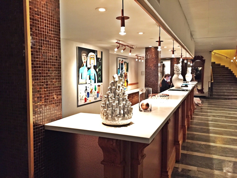 チェックイン / チェックアウト キオスク