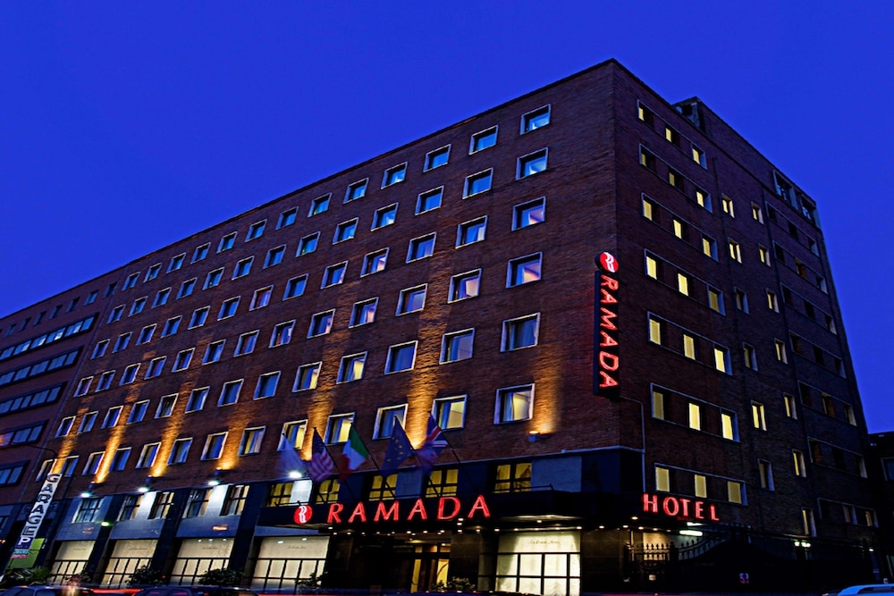 施設の正面 (日没後)