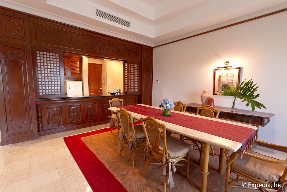 客室内のダイニングエリア