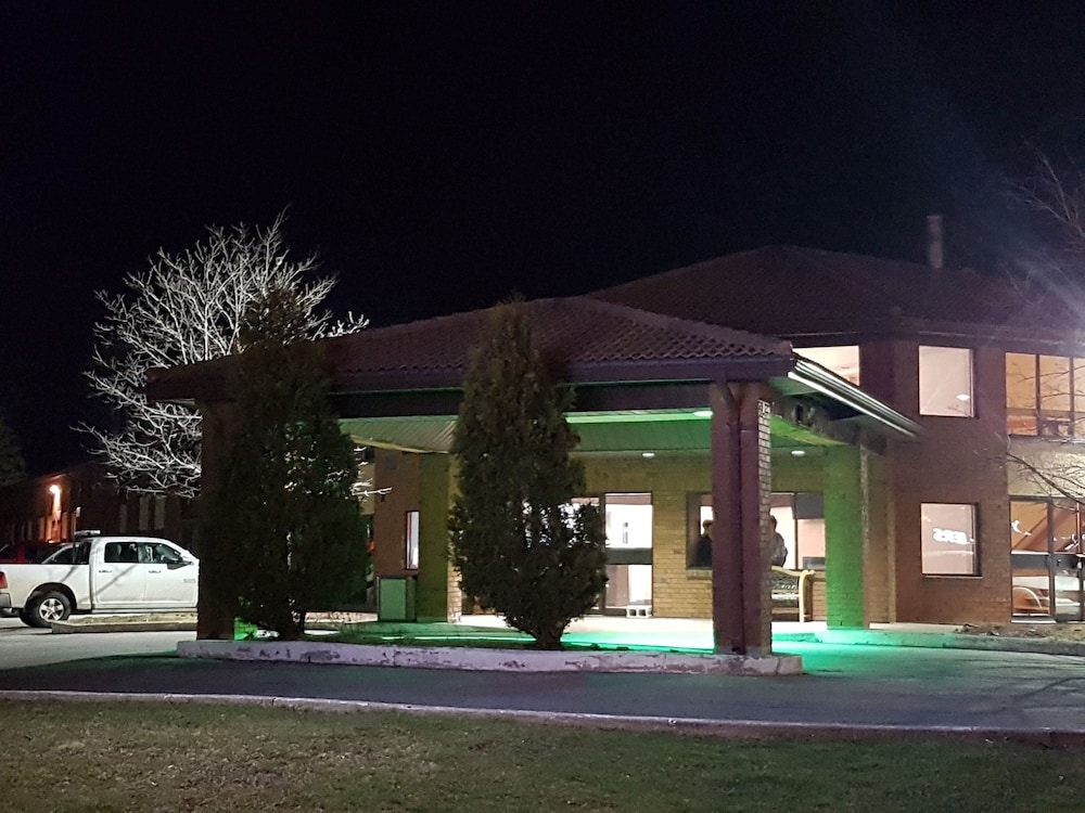 施設の正面 (日没後)