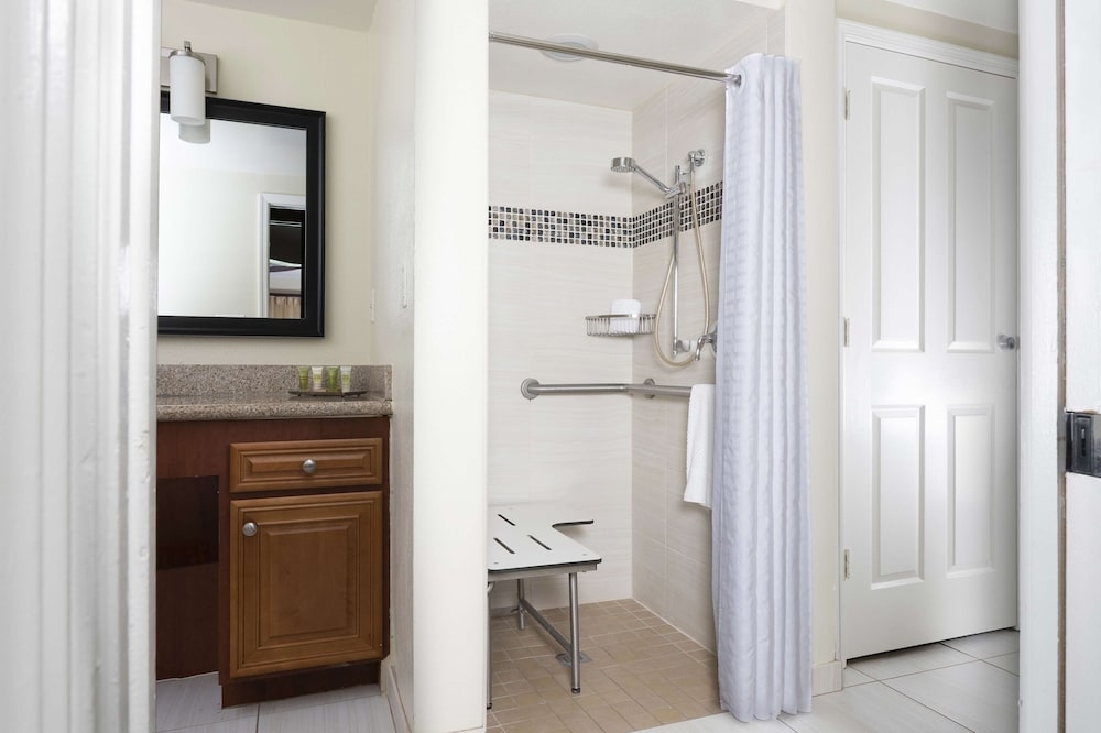 バスルームのシャワー